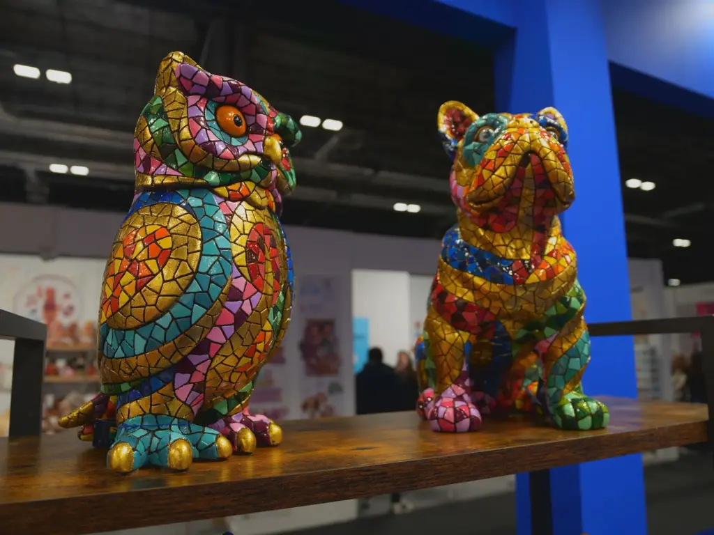 figurines de hibou et de bouledogue en mosaïque décorative